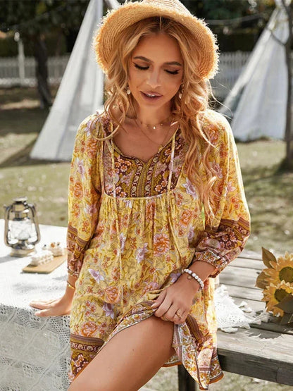 Robe courte bohème à fleurs, manches 3/4, col V, en tissu léger, idéale pour l'été et les journées à la plage.