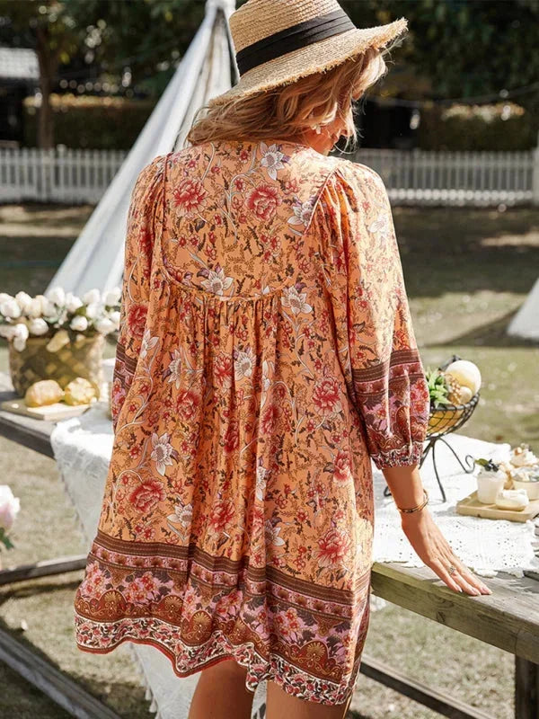 Robe courte bohème à fleurs, manches 3/4, col V, en tissu léger, parfaite pour l'été et les sorties à la plage.