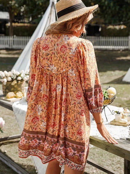 Robe courte bohème à fleurs, manches 3/4, col V, en tissu léger, parfaite pour l'été et les sorties à la plage.