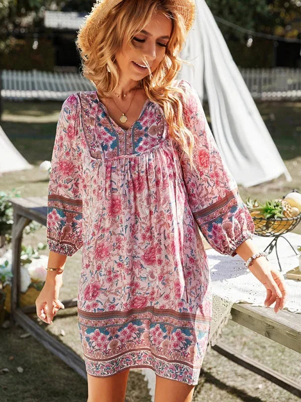 Robe courte bohème à manches 3/4, col V, imprimée fleurs, en matériau léger, idéale pour l'été et les journées à la plage.