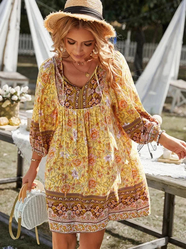 Robe courte bohème à fleurs, manches 3/4, col V, en tissu léger, parfaite pour les journées d'été à la plage.