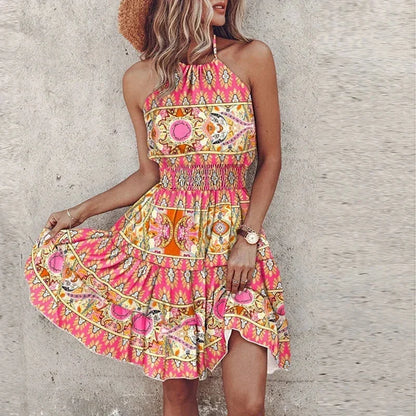 Robe courte bohème à dos nu, tissu fluide évasé avec motifs variés, idéale pour l'été et les journées à la plage.