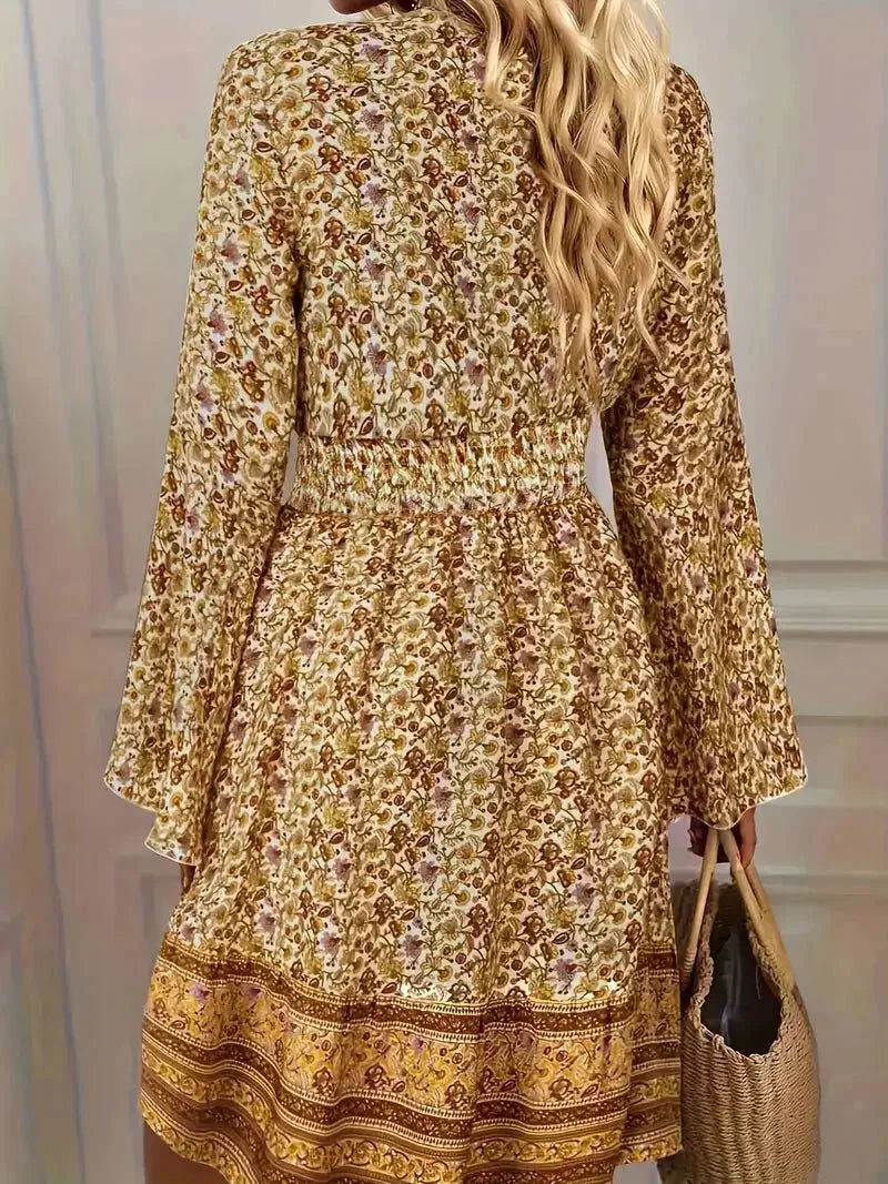 Robe courte boho en tissu fluide, imprimée dorée, manches cloche et décolleté plongeant, idéale pour les grandes tailles.