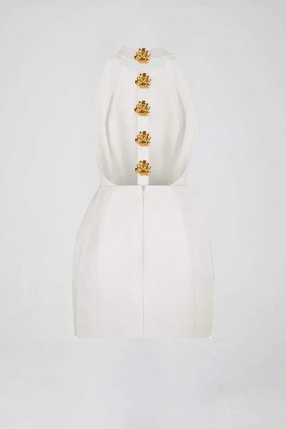 Robe courte ajustée col halter avec boutons dorés, en tissu extensible, idéale pour des soirées élégantes.