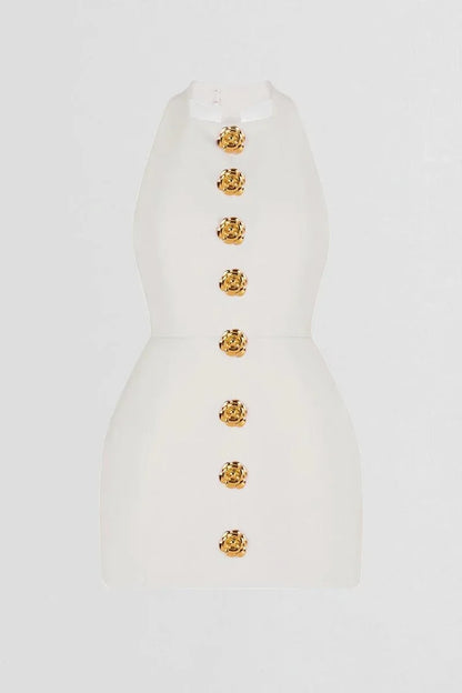 Robe courte ajustée avec col halter, boutons dorés et tissu extensible, parfaite pour les soirées élégantes.