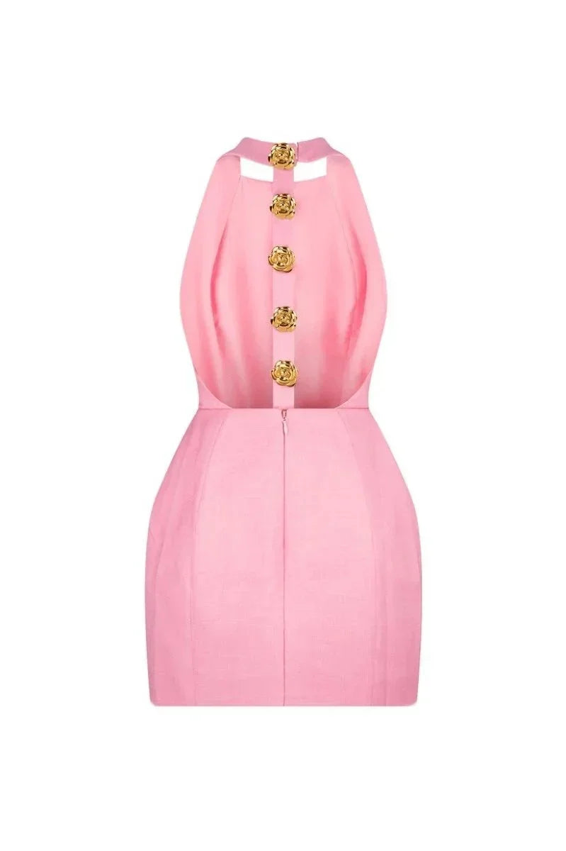 Robe courte ajustée à boutons dorés, col halter, idéal pour les soirées, en tissu confortable et élégant.