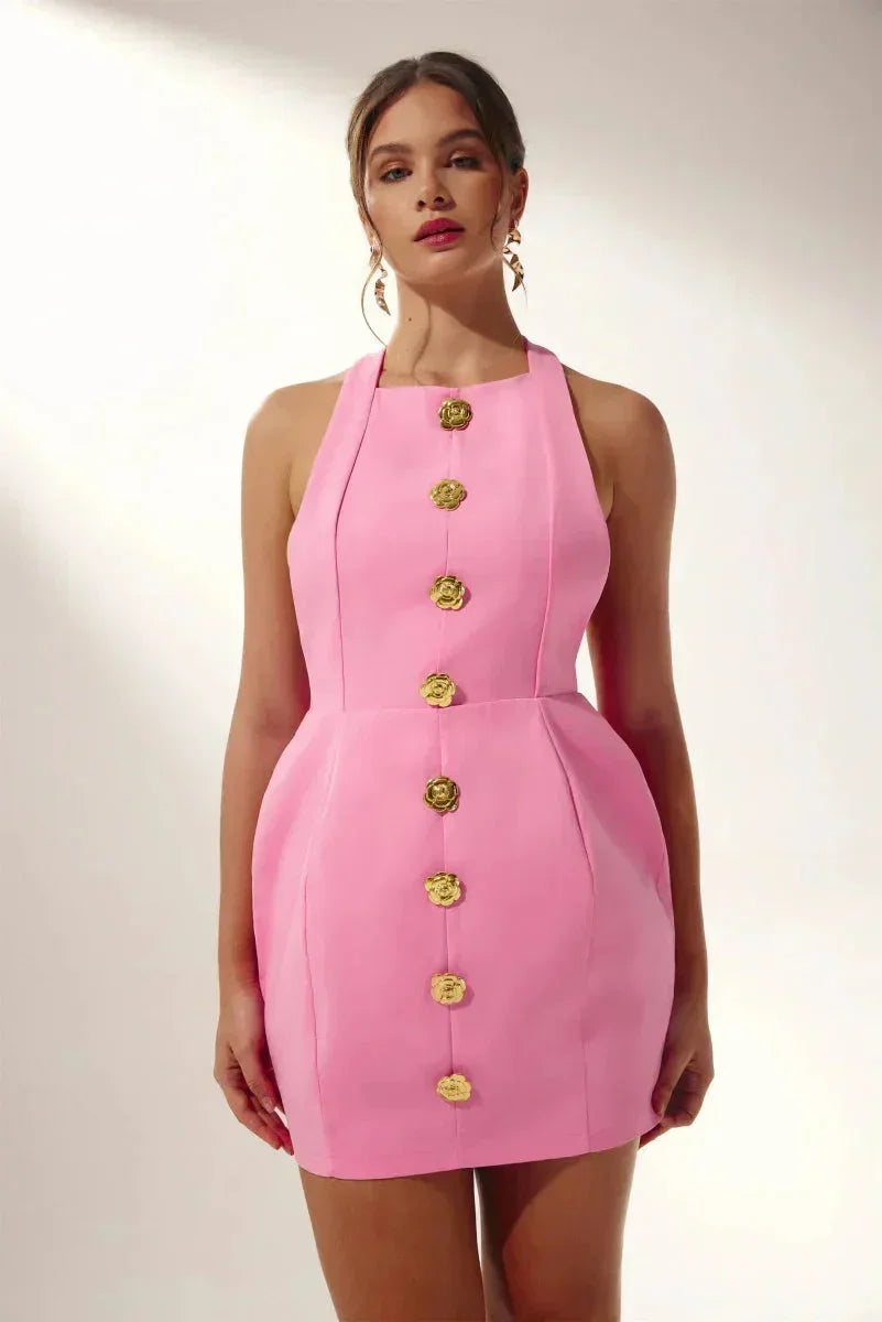 Robe courte ajustée avec boutons dorés, col halter, en tissu doux, parfaite pour une soirée élégante.