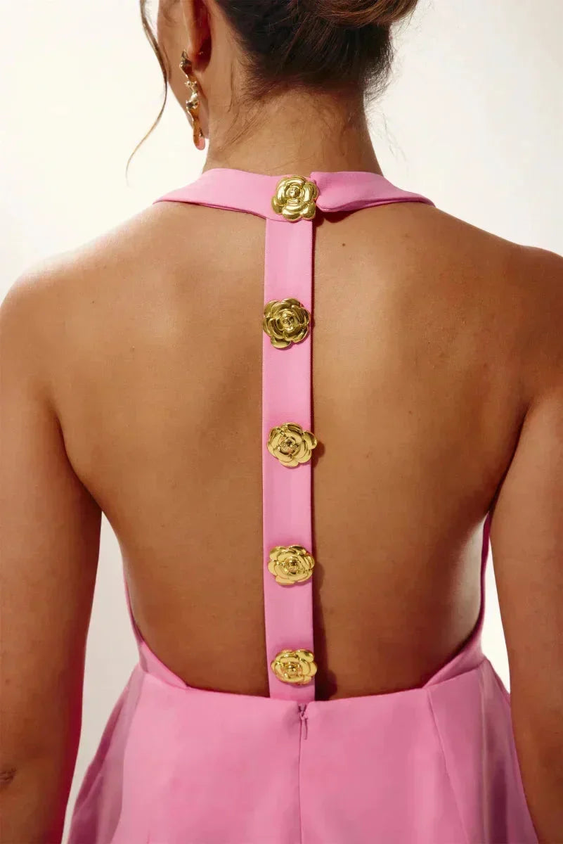 Robe courte ajustée avec boutons dorés, col halter et tissu extensible, idéale pour les soirées.