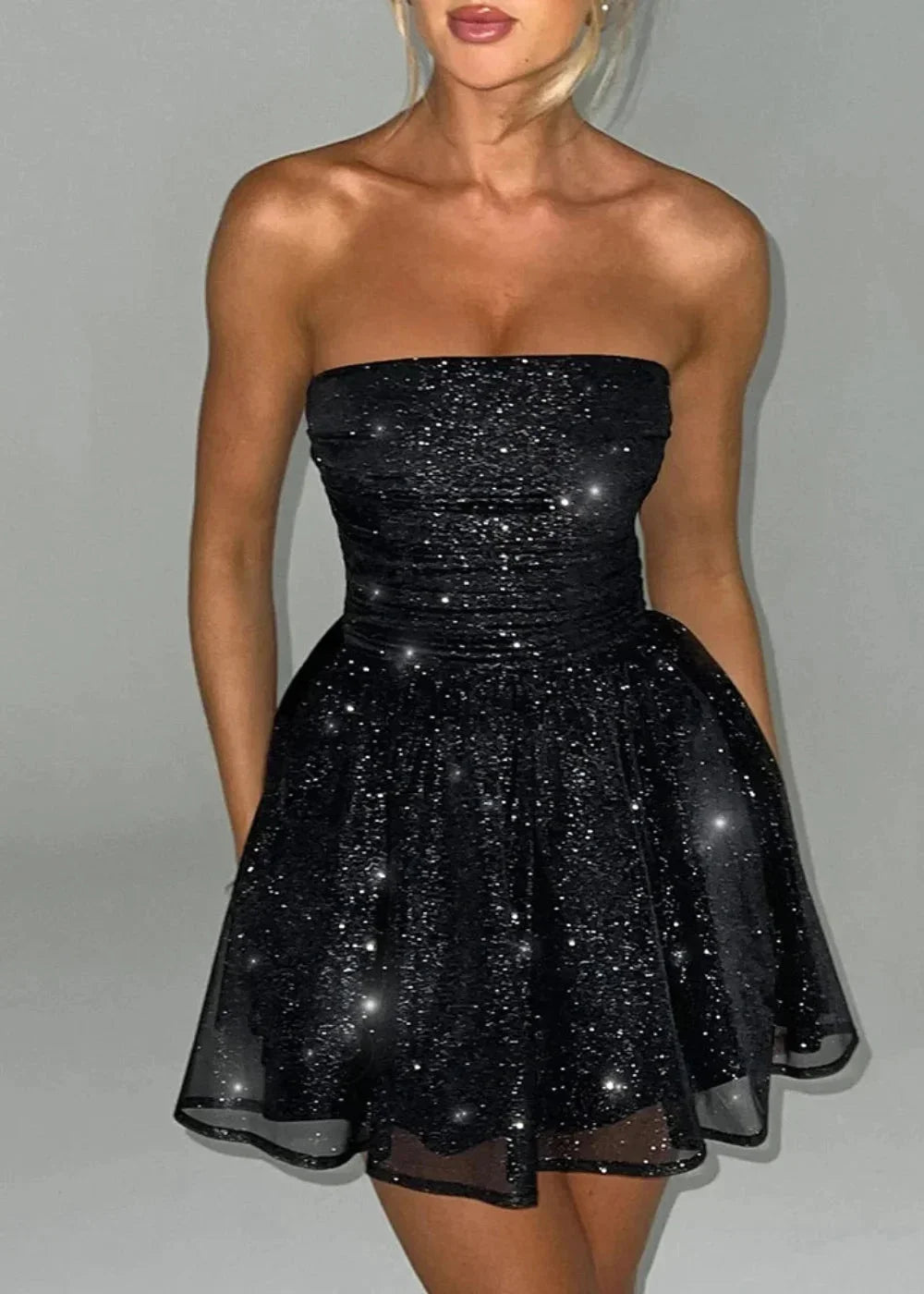 Robe courte bustier dos nu avec nœud, en tissu pailleté, idéale pour les soirées et événements spéciaux.