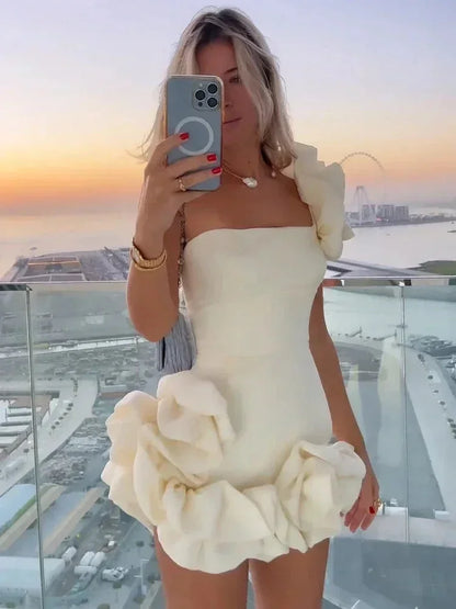 Robe courte bustier à volants asymétriques en tissu léger, parfaite pour les soirées, avec détails fluides et séduisants.