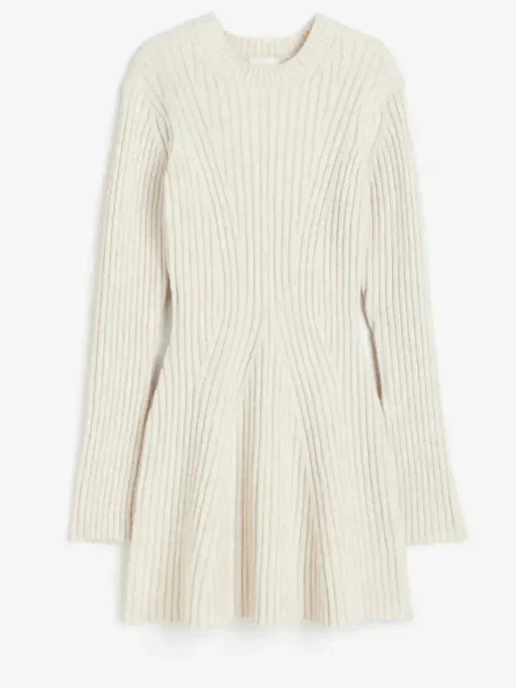 Robe courte col roulé en maille côtelée, manches longues, coupe évasée idéale pour l'automne et l'hiver.
