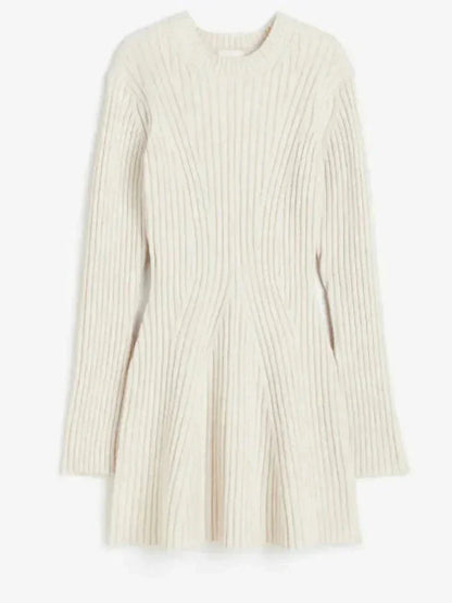 Robe courte col roulé en maille côtelée, manches longues, coupe évasée idéale pour l'automne et l'hiver.