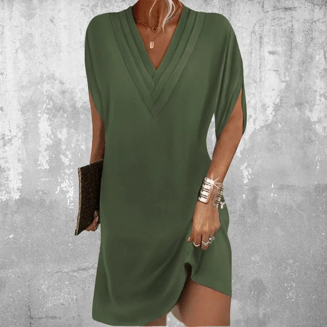 Robe courte col V fluide à manches fendues, parfaite pour l'été, en tissu léger et disponible en plusieurs coloris.