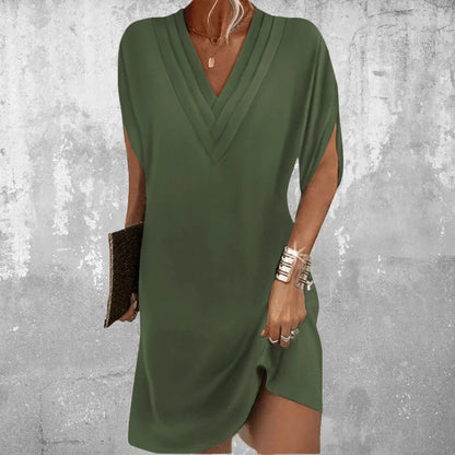 Robe courte col V fluide à manches fendues, parfaite pour l'été, en tissu léger et disponible en plusieurs coloris.