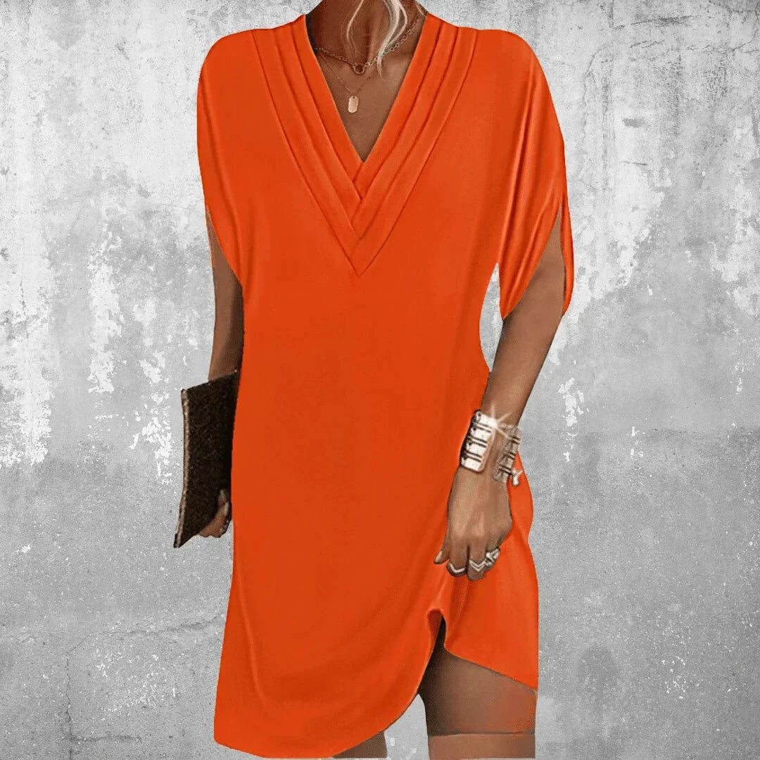 Robe courte col V en tissu fluide, manches fendues, parfaite pour l'été, disponible en plusieurs couleurs.
