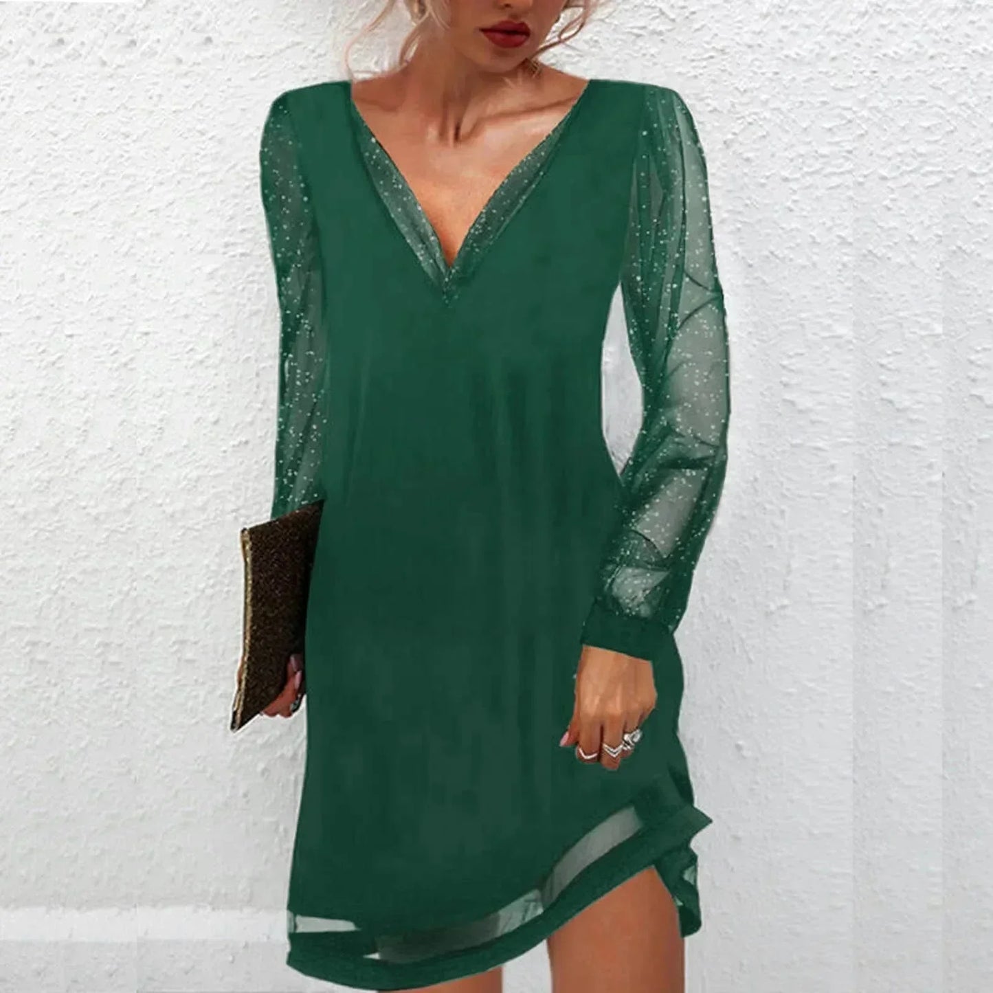 Robe courte col V avec manches transparentes, en tissu léger, idéale pour les soirées et fêtes. Design élégant et moderne.