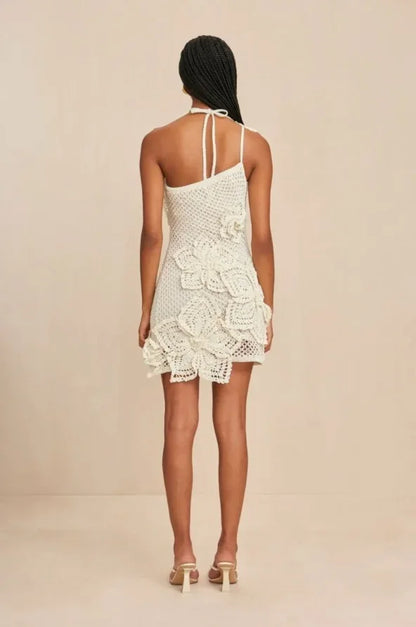 Robe en crochet blanc, épaules dénudées, volants délicats, motifs floraux, parfaite pour les soirées d'été.