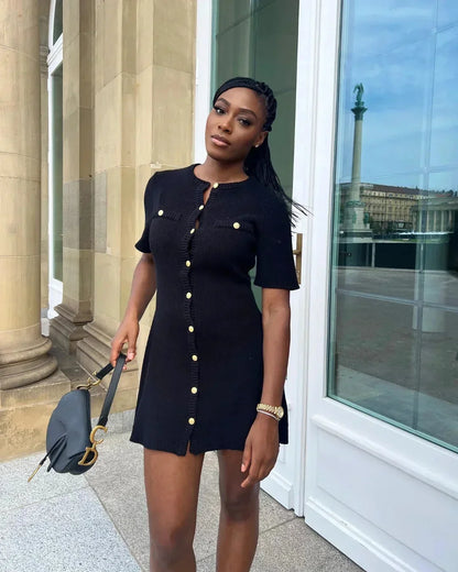 Robe courte côtelée à manches courtes, design boutonné, en coton léger, idéale pour un look quotidien estival. Disponibles en…
