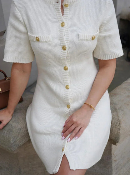 Robe courte côtelée en coton avec manches courtes et boutons, idéale pour un look décontracté d'été. Disponible en diverses…