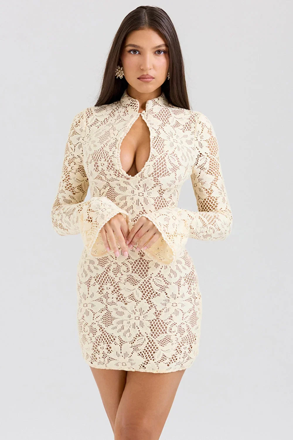 Robe courte en dentelle, col montant, manches longues, décolleté plongeant, détails crochet, parfaite pour les soirées…