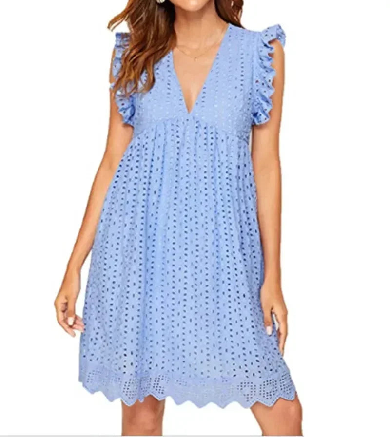 Robe courte en dentelle légère avec col V, disponible en plusieurs couleurs, idéale pour les sorties estivales à la plage.
