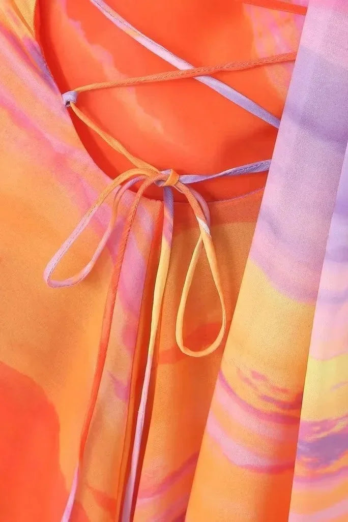 Robe courte asymétrique en tissu fluide dégradé de couleurs soirée été, col licou, idéale pour les occasions estivales.