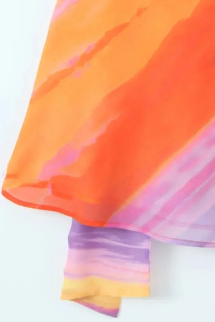 Robe courte col licou en tissu fluide, dégradé couleur coucher de soleil, coupe asymétrique idéale pour soirées d'été.