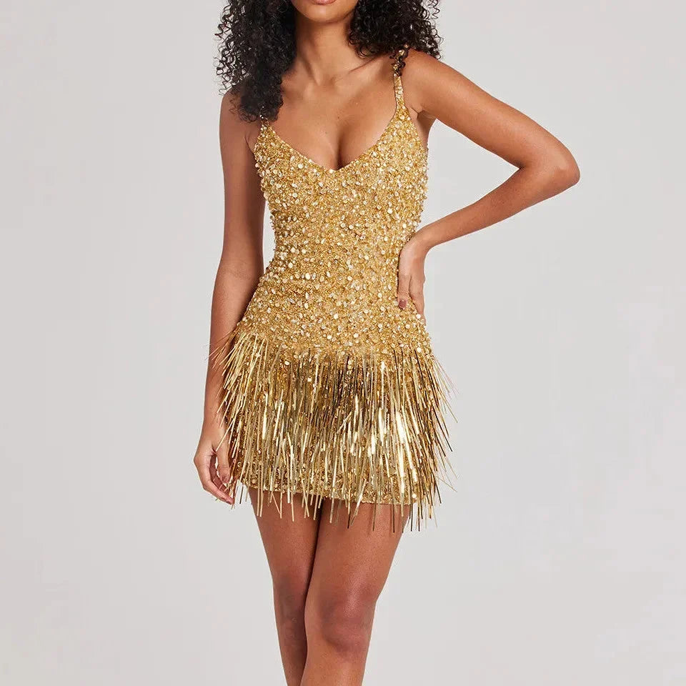 Robe courte dorée à franges scintillantes avec bretelles fines, idéale pour une soirée festive, en tissu léger et brillant.