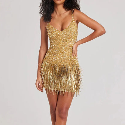 Robe courte dorée à franges scintillantes avec bretelles fines, idéale pour une soirée festive, en tissu léger et brillant.