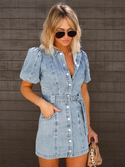 Robe courte en jean bleu, manches courtes, boutonnée, avec ceinture pour un ajustement confortable et décontracté.