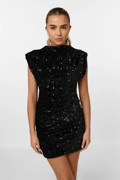 Robe mini femme à sequins avec épaulettes, en tissu brillant, style ajusté et élégant pour une silhouette moderne.