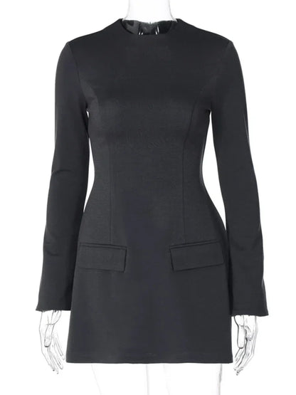 Robe mini femme en coton, à manches longues et poches pratiques, idéale pour un style décontracté au quotidien.