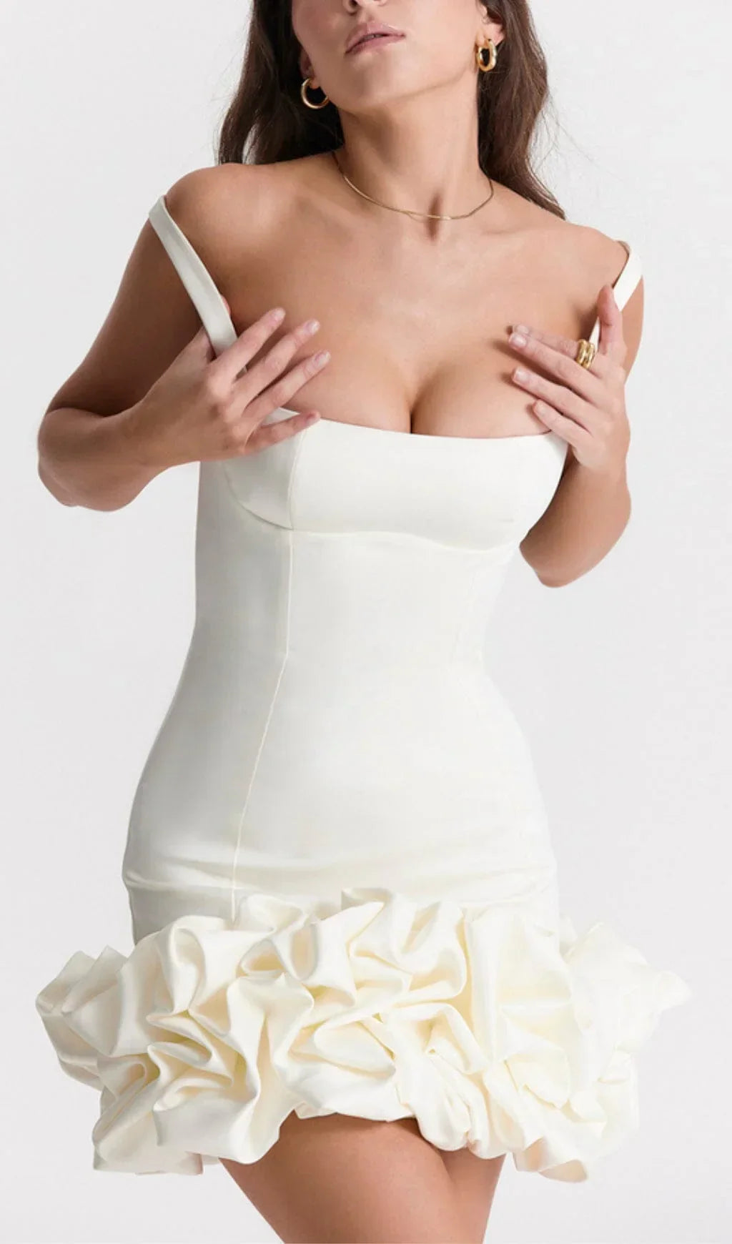 Robe mini blanche à volants en coton léger, avec des manches courtes et un décolleté en V pour un look décontracté.