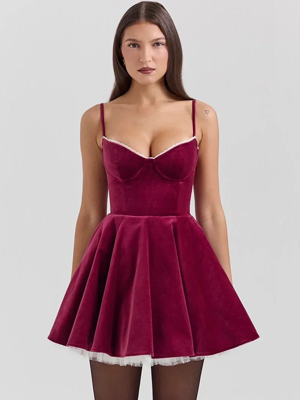 Robe mini femme bordeaux en coton avec dos nu et coupe cintrée pour un style décontracté et élégant.