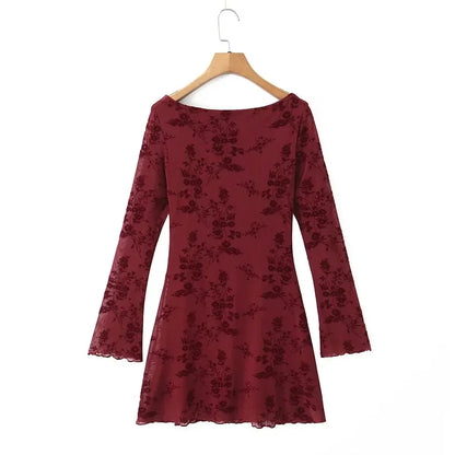 Robe mini femme bordeaux en dentelle florale, manches longues, idéale pour une tenue élégante et raffinée.