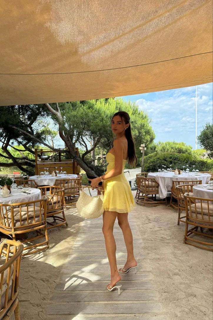 Robe mini femme jaune avec découpes, en coton léger, style décontracté parfait pour l'été.