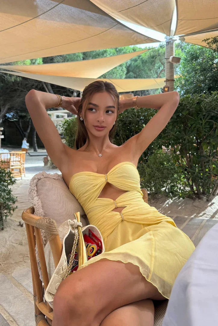 Robe mini femme jaune découpée, en coton léger, avec un design aéré et des découpes modernes, parfaite pour l'été.