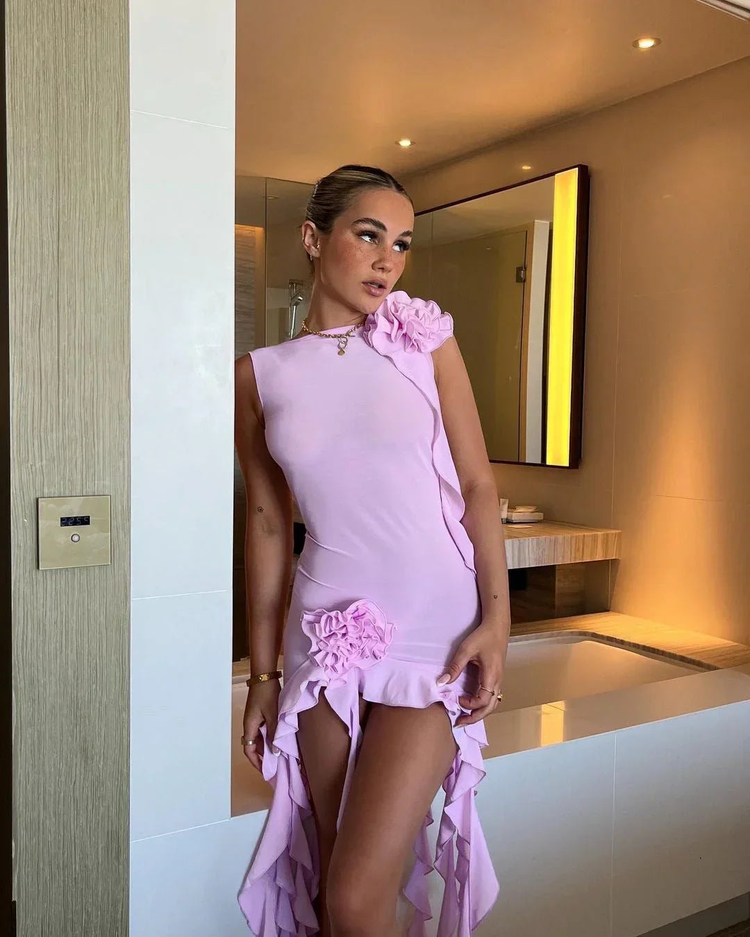 Robe mini lilas femme, dos nu en tissu léger, avec une coupe ajustée et des bretelles fines pour un look élégant.