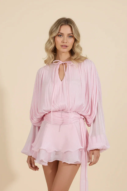 Robe mini femme à manches ballon, en tissu fluide, avec un design léger et des détails raffinés pour un look décontracté.