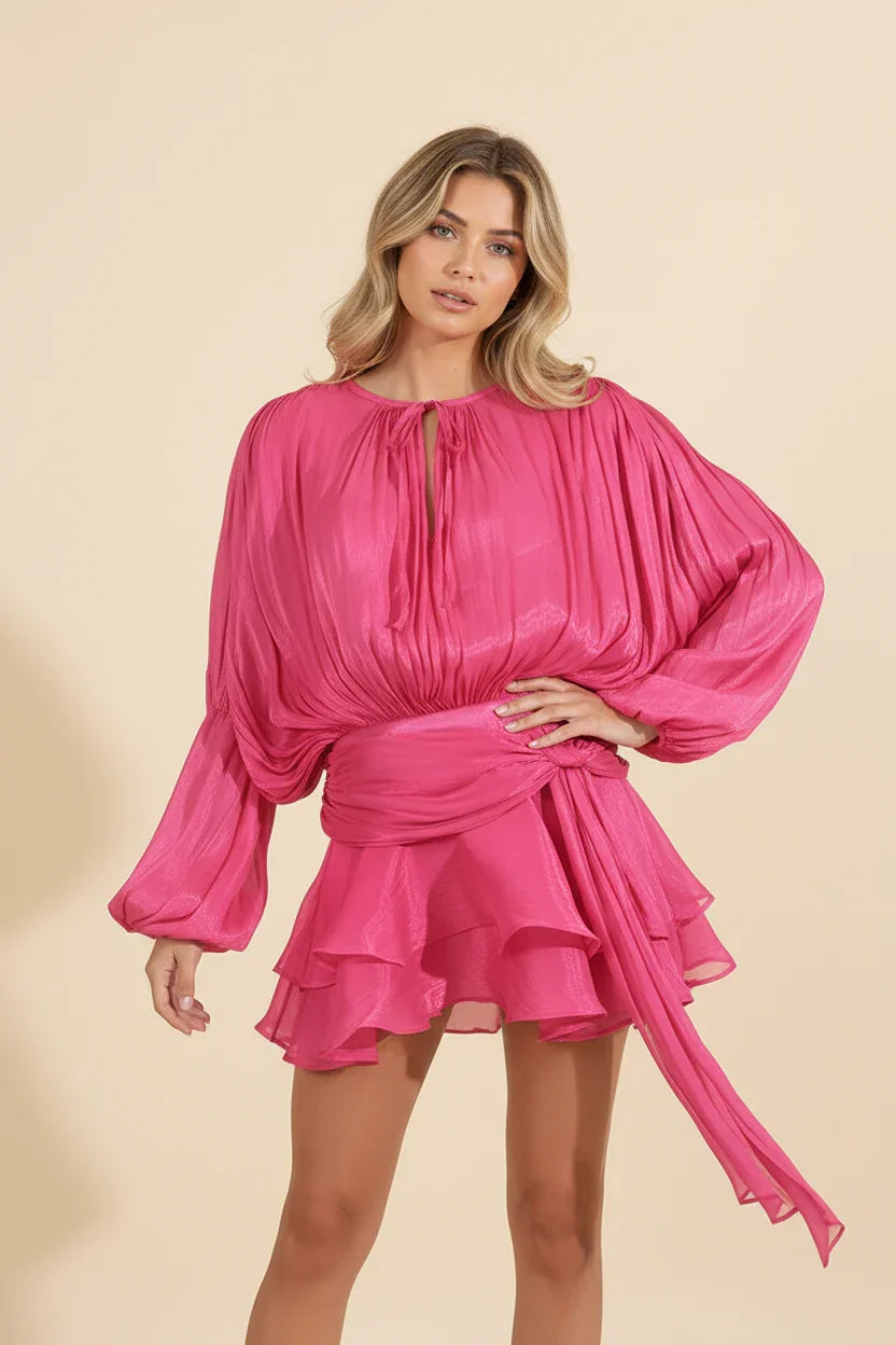 Robe mini femme à manches ballon, confectionnée dans un tissu fluide et léger, parfaite pour les jours d'été.