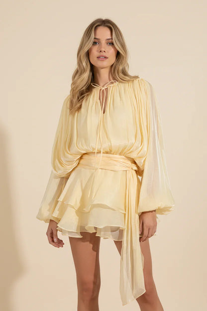 Robe mini femme en tissu fluide, manches ballon, coupe légère et décontractée, idéal pour les occasions estivales.