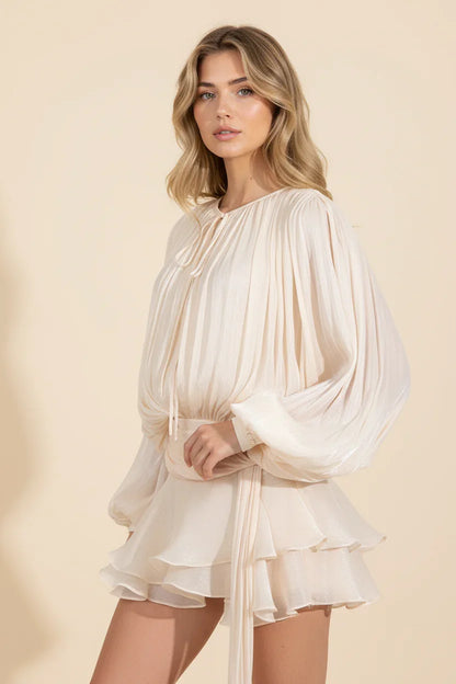 Robe mini femme champagne, manches ballon, tissu fluide avec un design léger et élégant, parfaite pour les occasions…