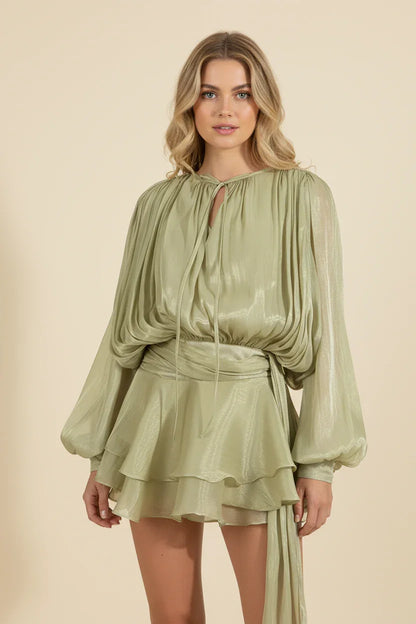 Robe mini verte pour femmes, manches ballon, en tissu fluide et léger, idéale pour les journées d'été.