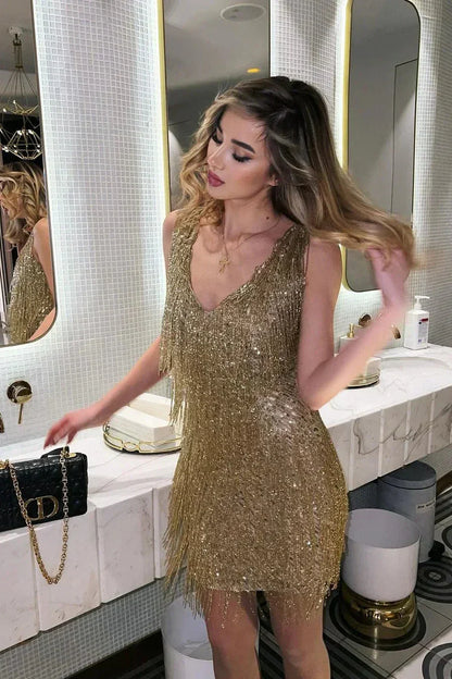 Robe mini femme en sequins argentés avec franges, idéale pour une soirée, au style scintillant et confortable.