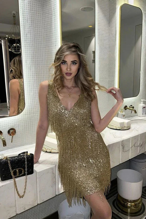 Robe mini femme en paillettes dorées avec franges, conçue pour un look festif et original.