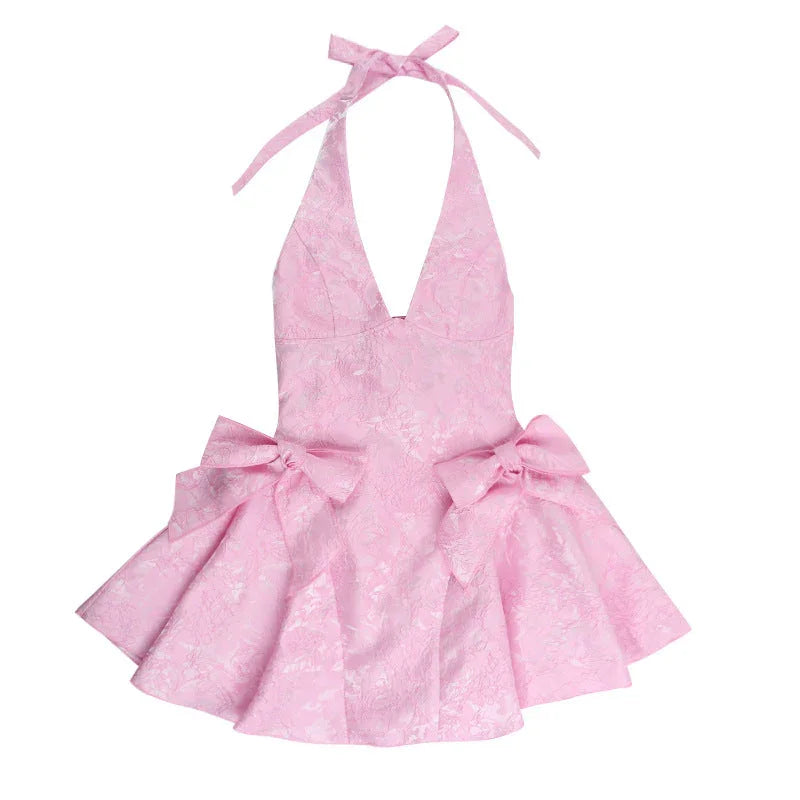 Robe mini rose à bretelles en coton, silhouette ajustée, idéale pour une tenue estivale décontractée.