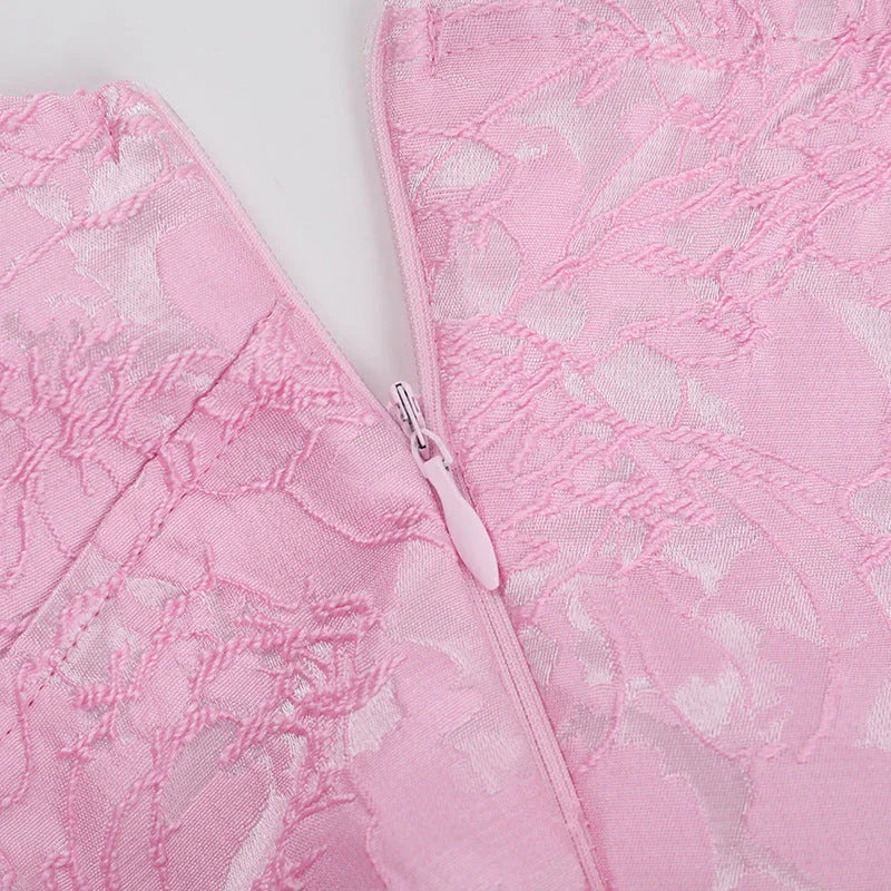Robe mini rose à bretelles en coton léger, coupe ajustée, parfaite pour les journées d'été décontractées.