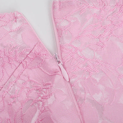Robe mini rose à bretelles en coton léger, coupe ajustée, parfaite pour les journées d'été décontractées.