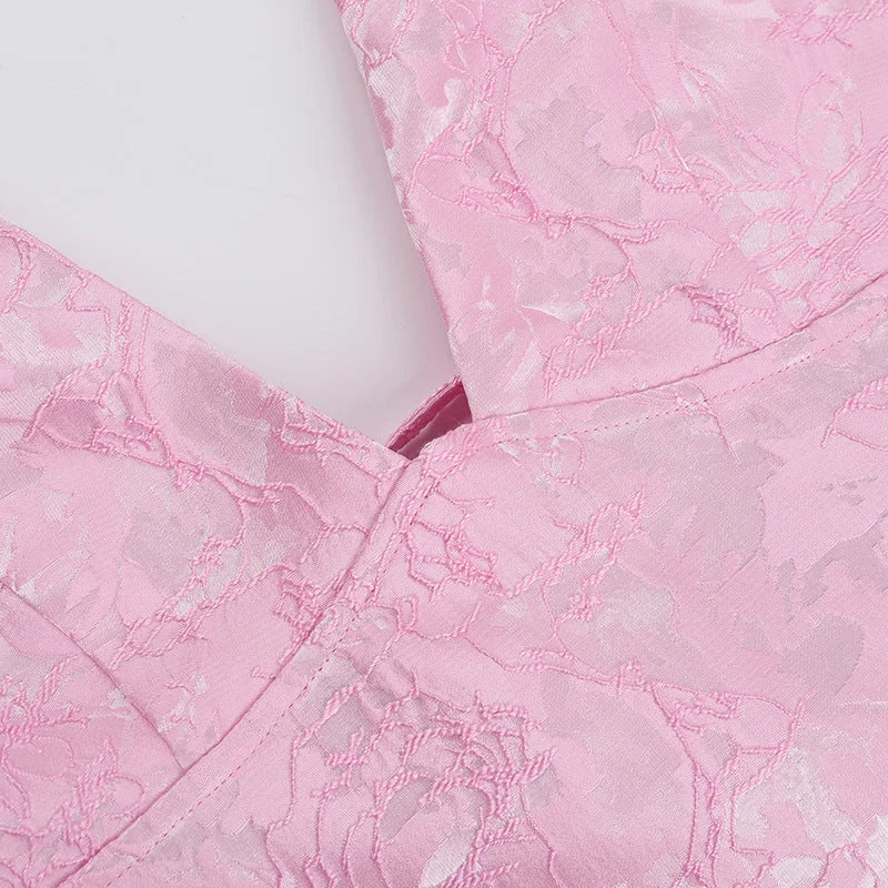 Robe mini femme rose à bretelles en coton, avec un design évasé et une coupe légère, idéale pour les journées ensoleillées.
