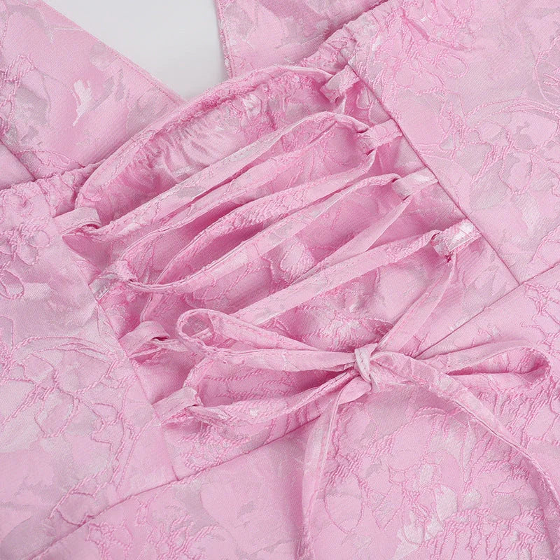 Robe mini rose à bretelles, en coton léger, avec un design fluide et une coupe décontractée pour un look printanier.